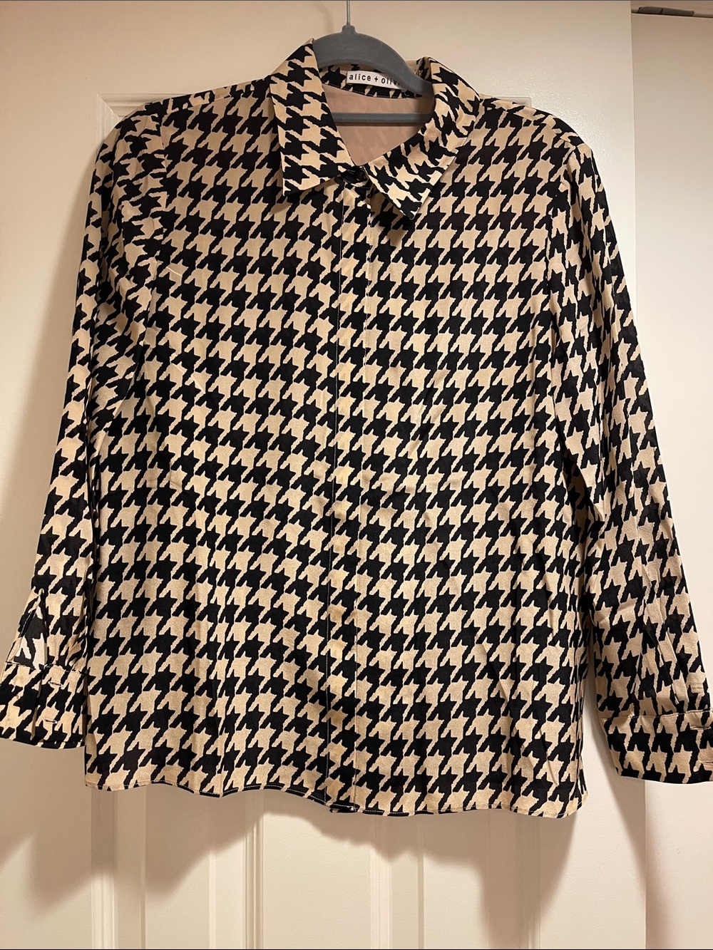 Alice + Olivia Black and Cream Houndstooth Button-Down Shirt
